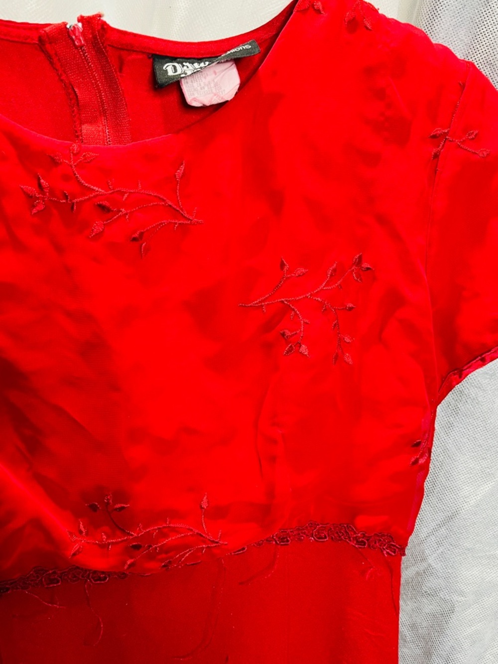 Elegant Red Short-Sleeve Midi Dress with Subtle Embroidery - Picture 8 of 8